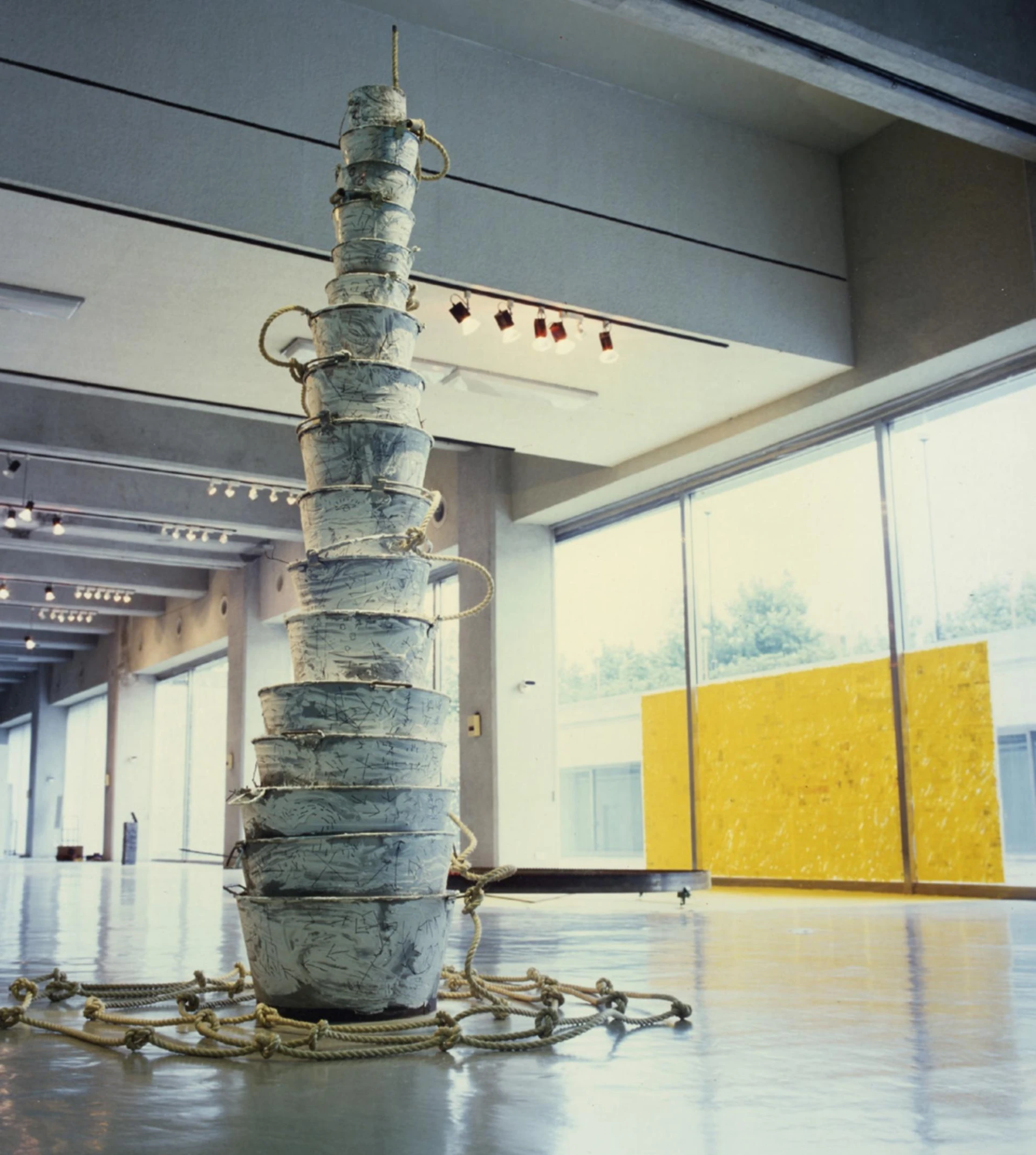 莊普，《精神之塔》，1990，複合媒材裝置；北美館個展「軀體與靈魂之空間」展場一景 ©台北市立美術館-圖片
