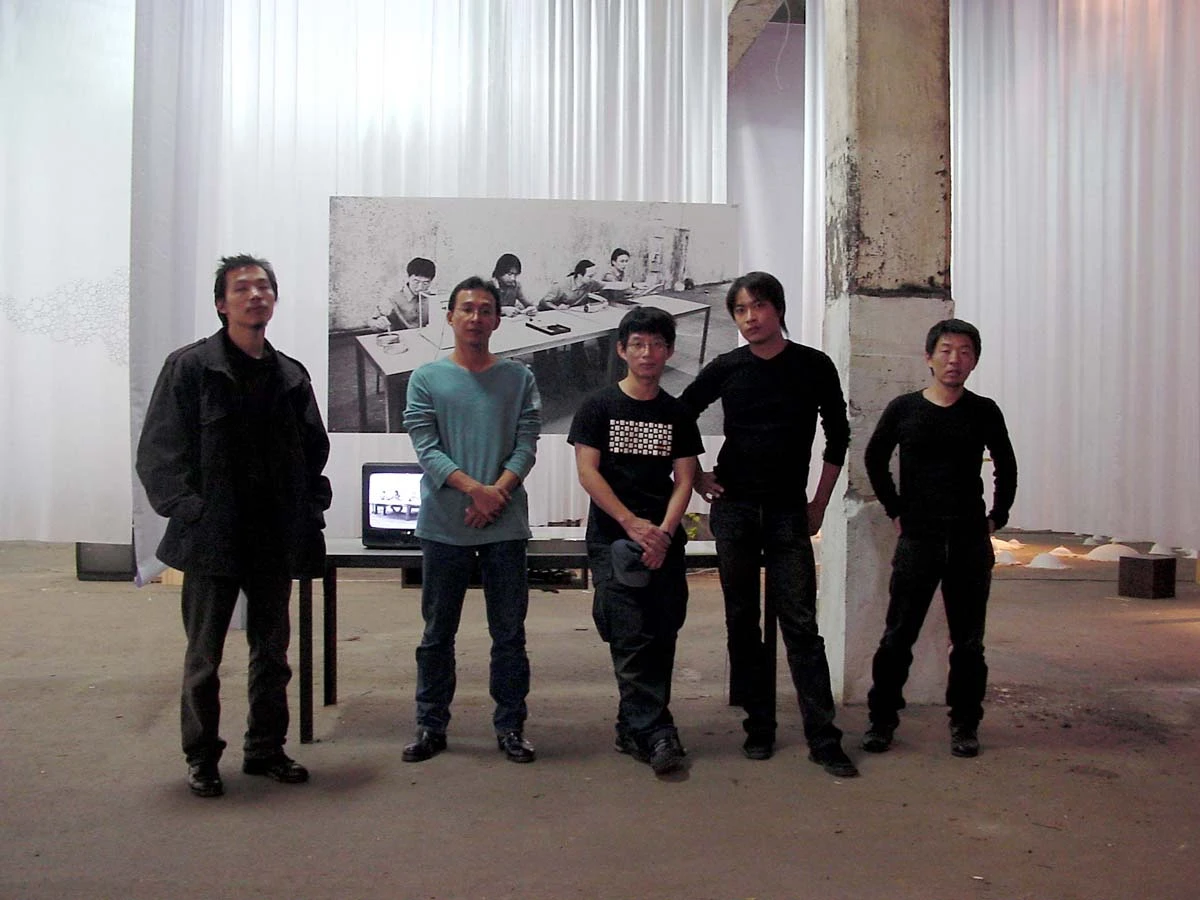 國家氧，《糙》，行為，2001。《糙》文件展出，華山藝文特區「Co2台灣前衛文件展」，2002；（左起）廖建忠、歐佳瑞、李基宏、賴志盛、邱學盟-圖片