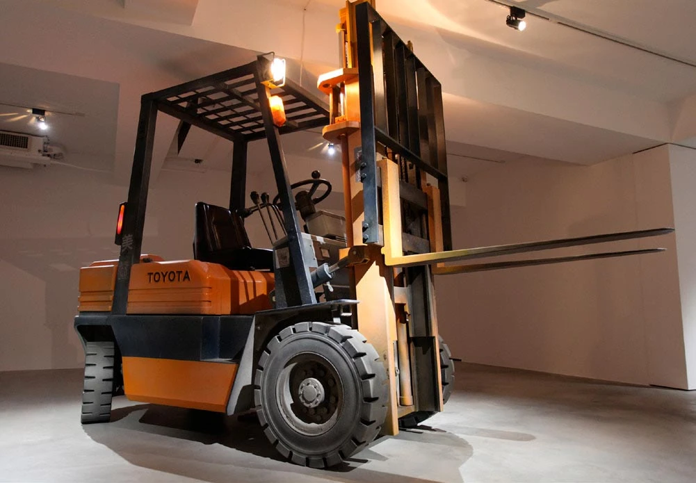 《堆高機》，2013，木材、塑料、金屬，360×110×235cm，非常廟藝文空間「2013年的表面工程法」展出現場-圖片