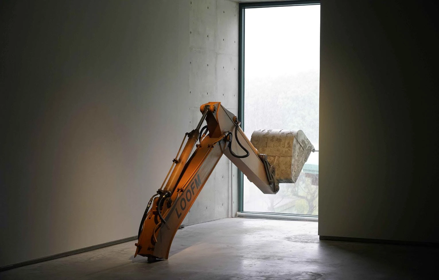 《怪手》，2011，木材、塑料、金屬，480×150×75cm，毓繡美術館「現場：廖建 忠個展」展出現場，2020-圖片