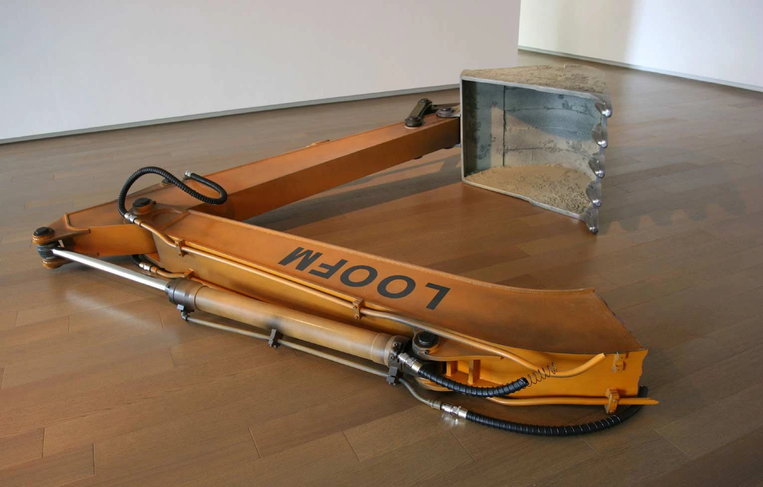 《怪手》，2011，木材、塑料、金屬，480×150×75cm，誠品畫廊「作為一種例外於現實的狀態」展出現場，2011-圖片