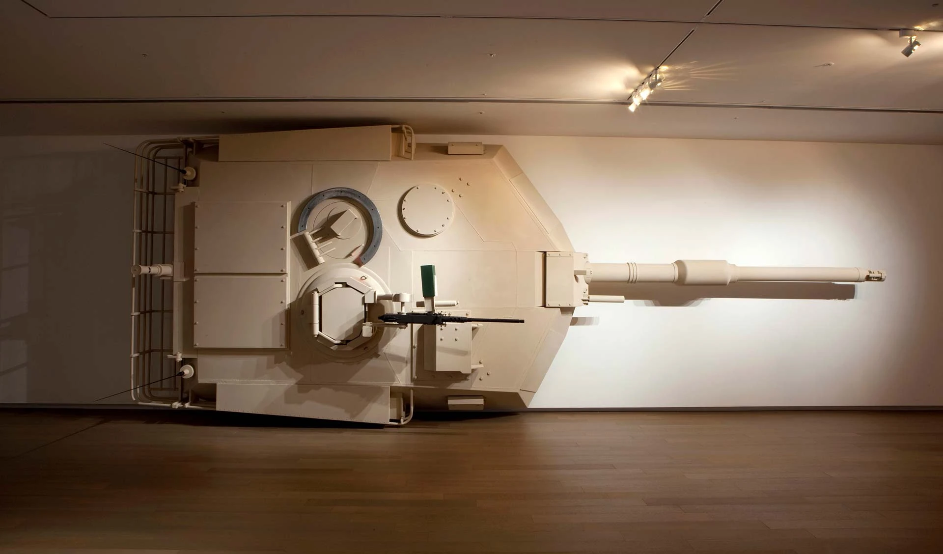 《美麗戰爭》，2009，木材、塑料、金屬，850×340×230cm，誠品畫廊「抬頭一看，生活裡沒有任何美好的事」展出現場-圖片