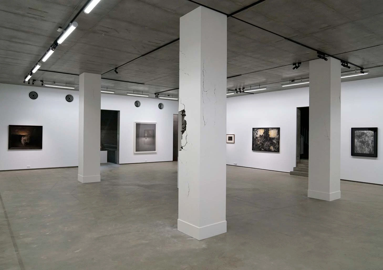 《裂開的柱子》，2020，木材、填充物、工業塗料，毓繡美術館「現場：廖建忠個展」展出現場-圖片