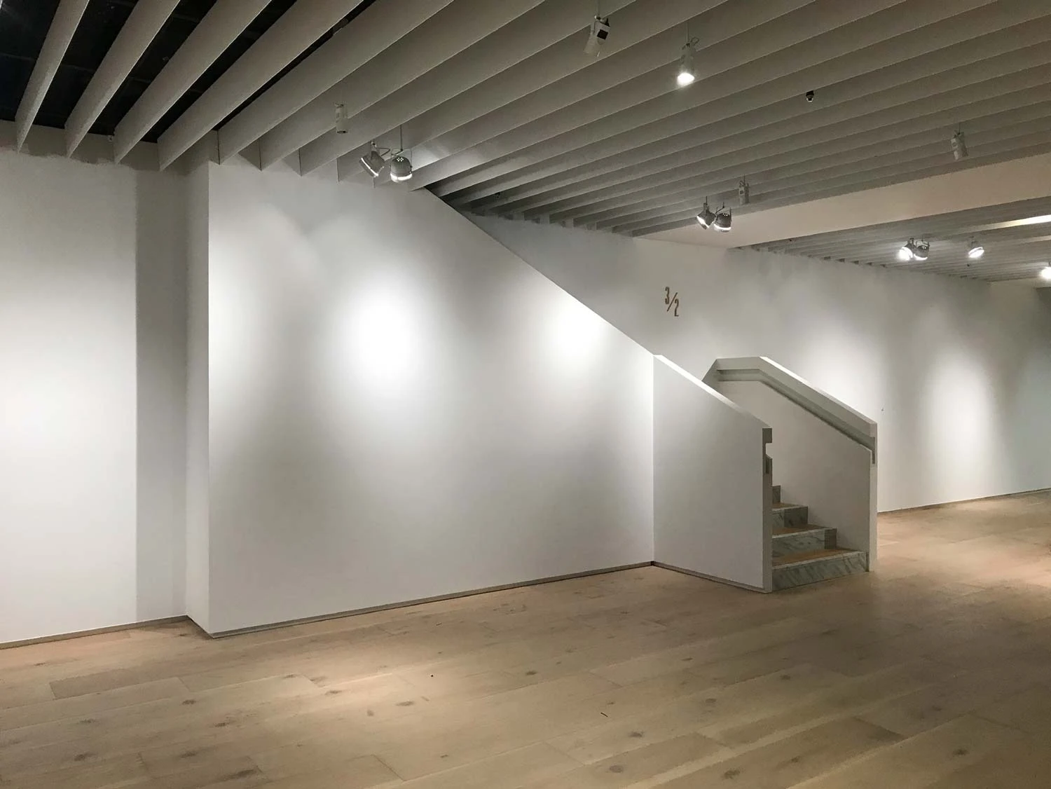 《3/2》，2021，木材、工業塗料，530×160×280cm，忠泰美術館「殘山剩水—我們的城市失敗了嗎？」展出現場-圖片