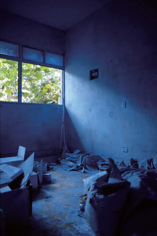 《藍色的房間》，1999，裝置，八里水雲山莊「國家氧作品發表I」展出現場-圖片