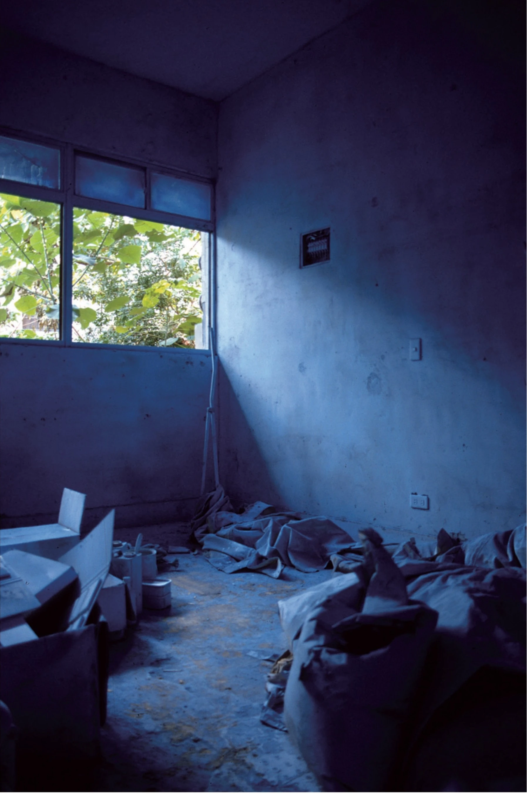 《藍色的房間》，1999，裝置，八里水雲山莊「國家氧作品發表I」展出現場-圖片