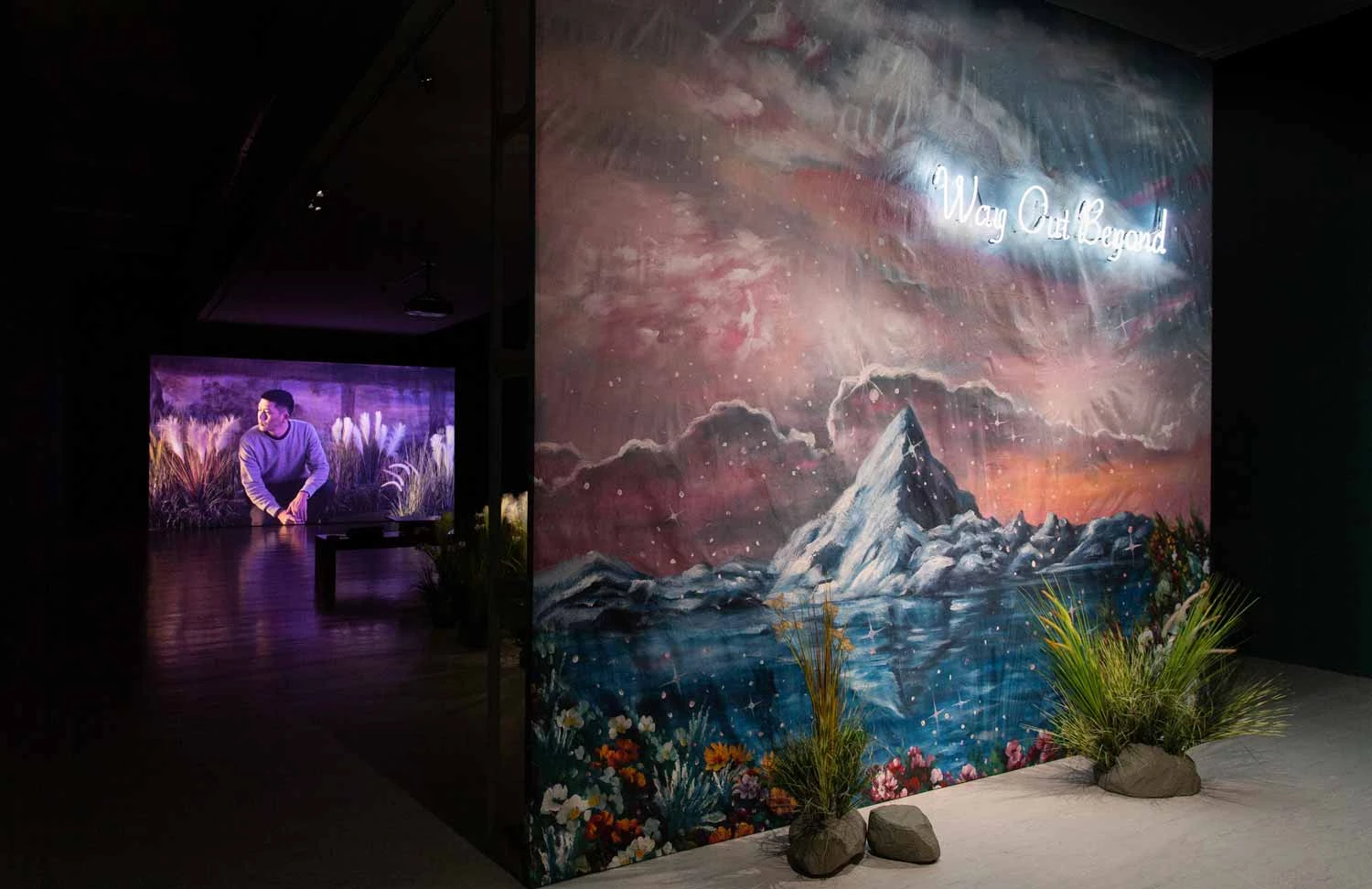 《犬》，2021，單頻道錄像，25分鐘，於「心神出遊」展場一隅-圖片