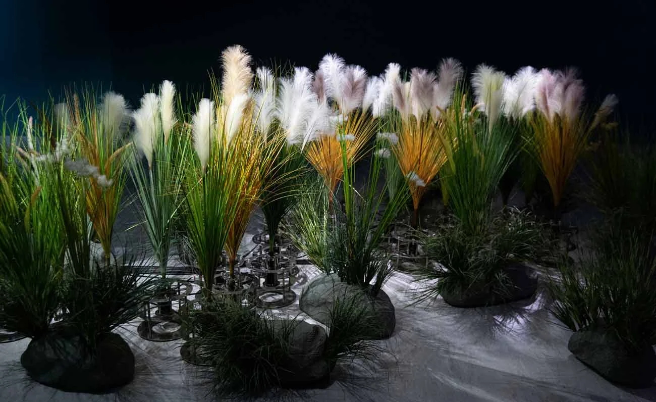 《來福》，2021，動力裝置，震動馬達、不鏽鋼、電子控制器、電源供應器、人造植物、高密度泡綿-圖片