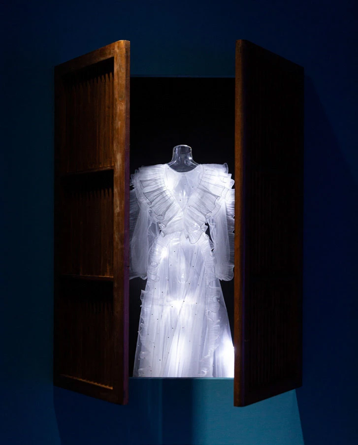 《冥冥》，2021，裝置，布料、木門、LED燈、電子控制器、風扇、塑膠人檯-圖片