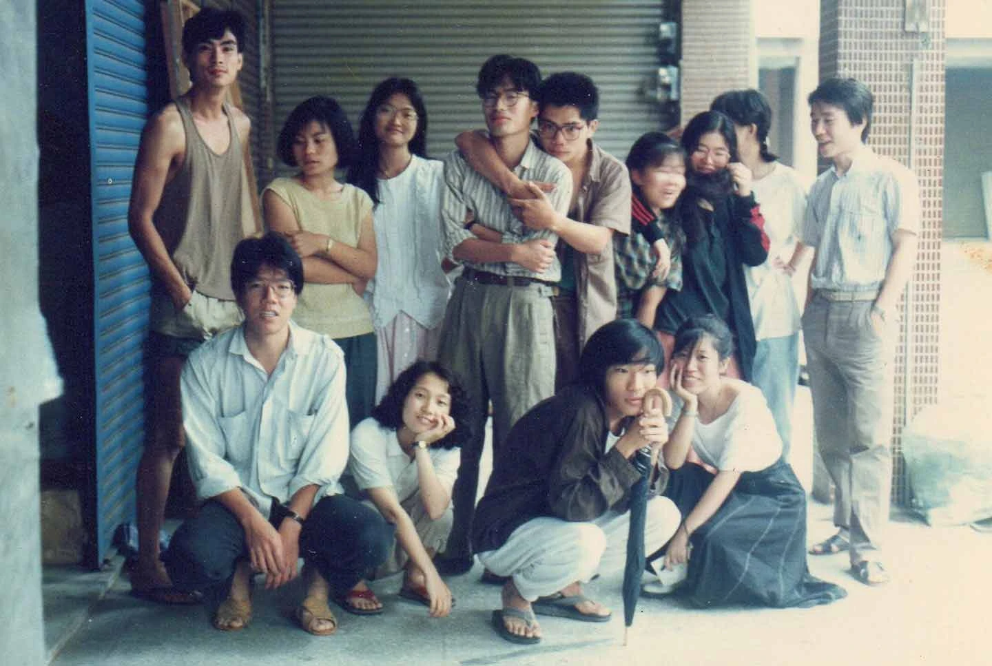 大度山．錄影藝術工作群成員合照；（前排左起）黃玉書、初慧敏、周書豪、賴素玲，（後排左起）溫少斌、荊少芳、陳豔玲、陳炳欽、連明仁、嚴雪瑩、張惠蘭、王紫芸、柯應平 ©連明仁提供-圖片