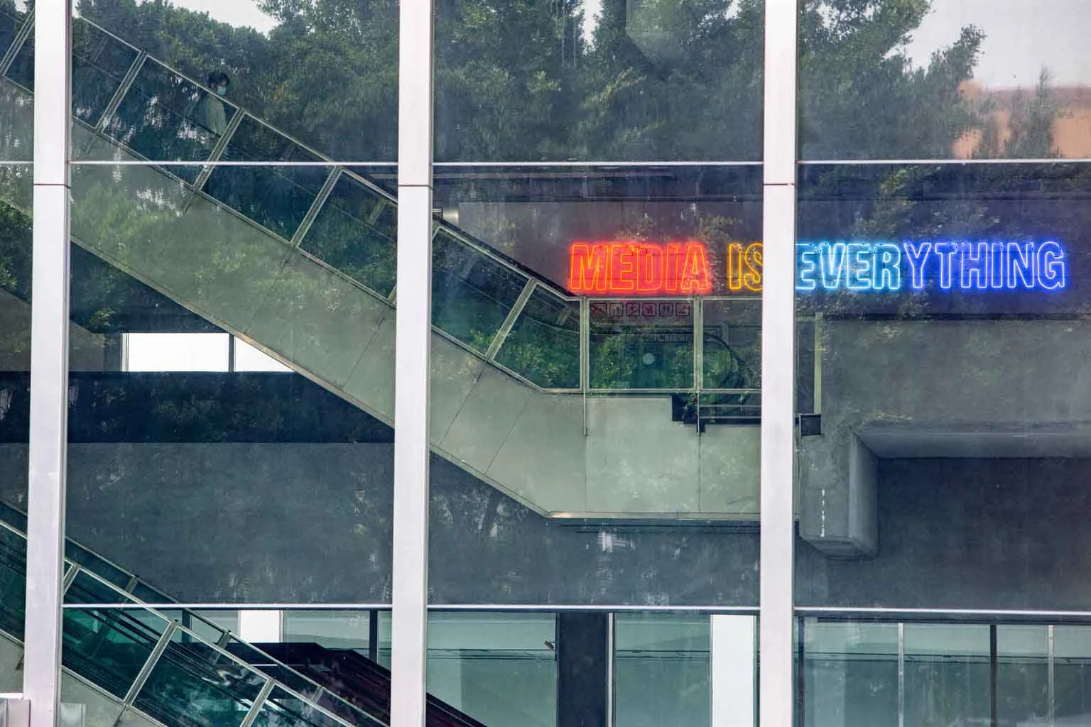 盧明德，《媒體是一切》，2001，綜合媒材、霓虹燈、變壓器，75×630cm ©藝術家與臺北市立美術館-圖片