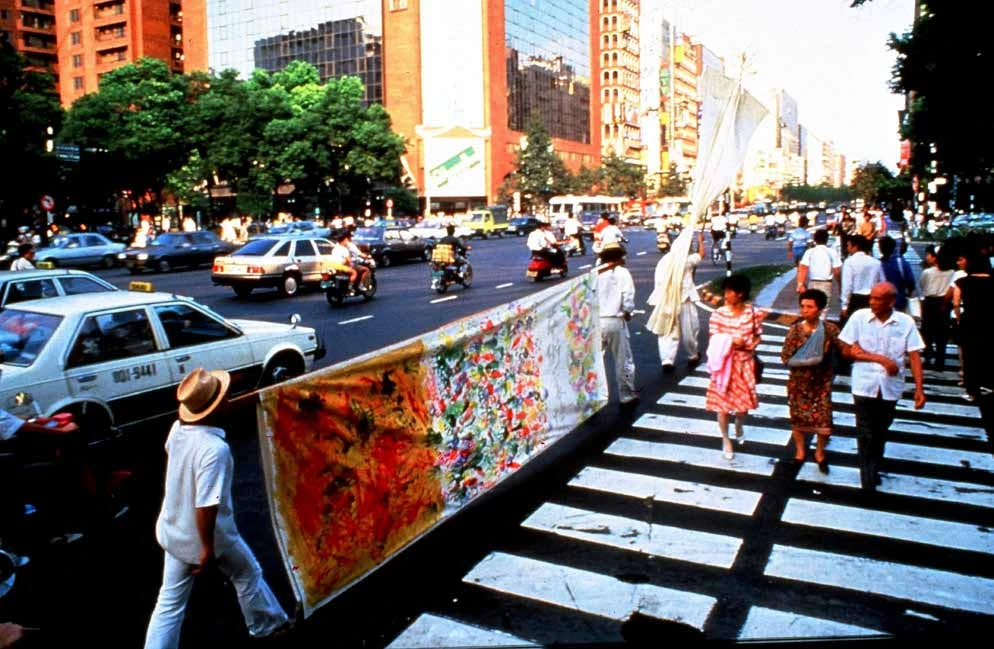 李銘盛，《藝術哀悼》第四部分，台北市忠孝東路四段、敦化南路一段交叉路口演出，1987.10；陳坤佑攝影、李銘盛提供-圖片