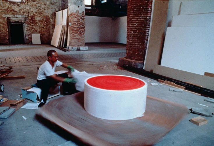 李銘盛，《火球或圓》作品製作中，義大利威尼斯，1993；李銘盛攝影、提供-圖片