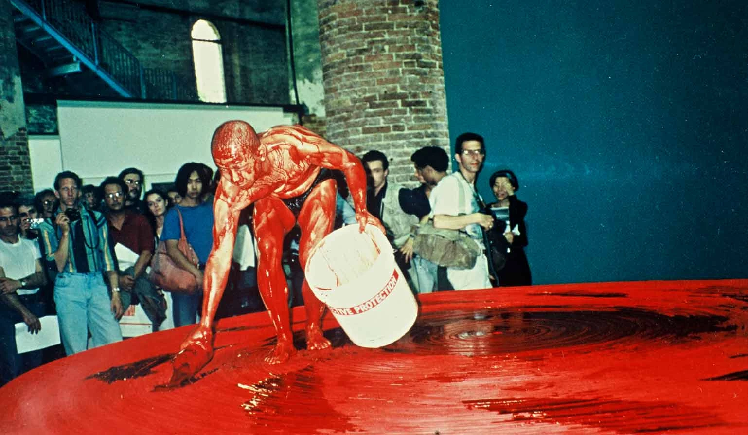 李銘盛，《火球或圓》，第45屆義大利威尼斯國際雙年展開放展演出現場，1993；陳長華攝影，李銘盛提供-圖片