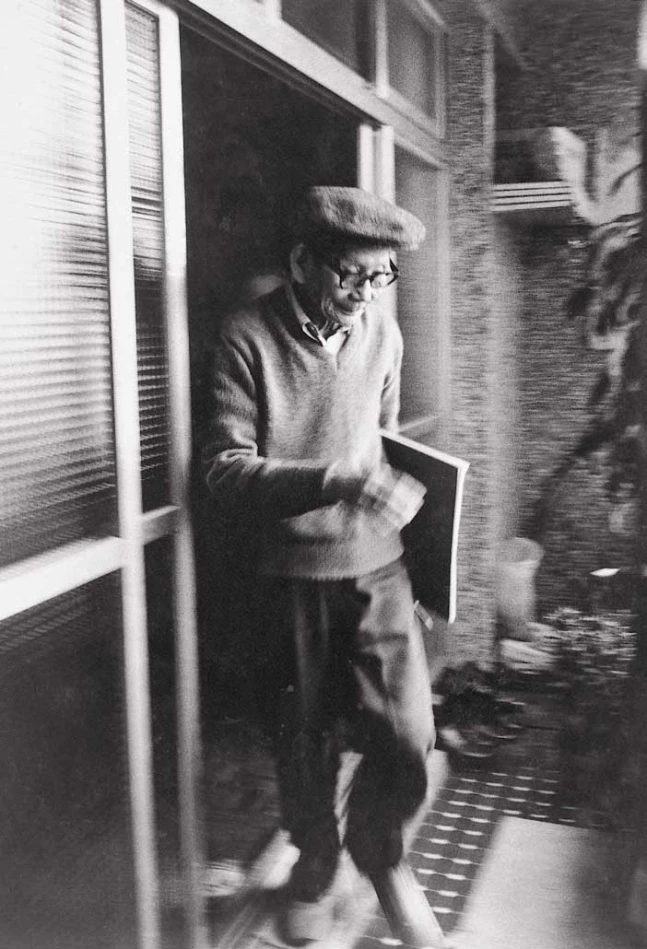 李銘盛在《藝術家》雜誌開始連載〈焦點出擊──鏡頭裡的畫家〉文章與攝影專欄的首位前輩藝術家為楊三郎，第二期為顏水龍，詳見《藝術家》雜誌第107、108號，1984.04−05；李銘盛，《顏水龍像》，1983，銀鹽相紙，60.9×50.8cm ©臺北市立美術館-圖片