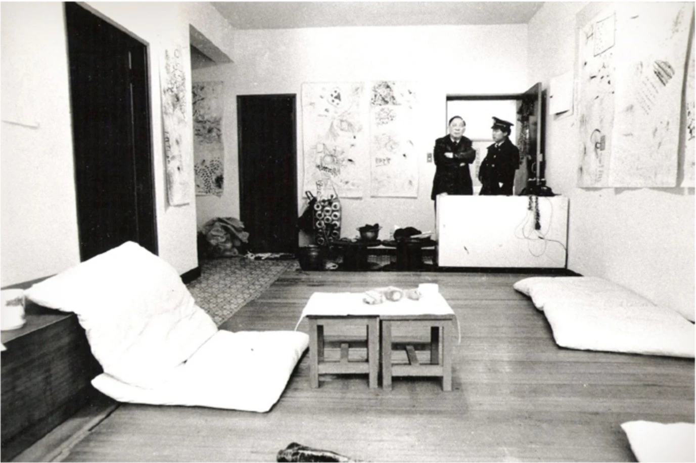 《非線》對外宣傳1986年2月28日由新店李銘盛工作室出發至台北市立美術館作演出，但當日警察到家裡不讓李銘盛出門執行計畫；李銘盛攝影-圖片