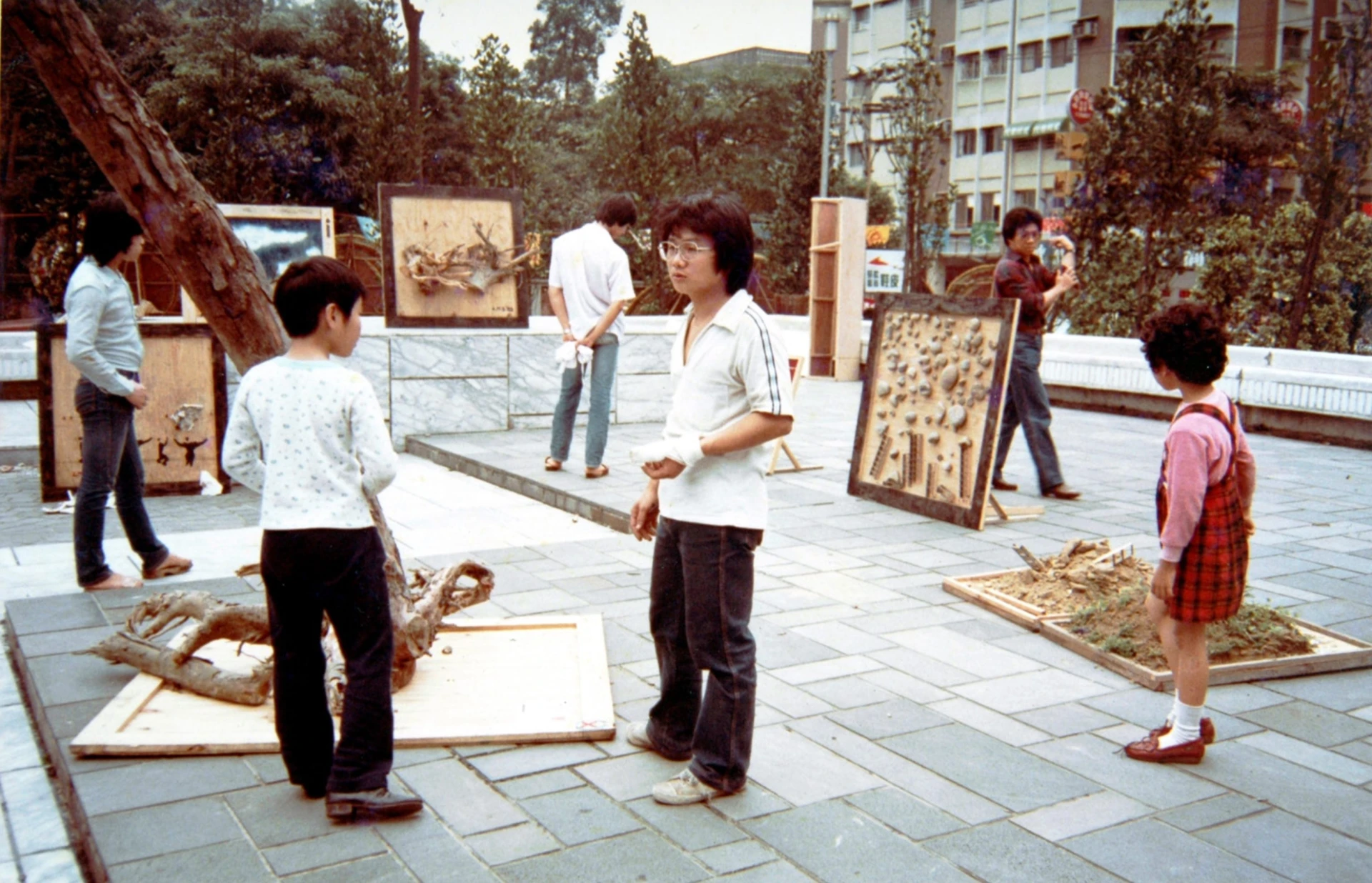 李銘盛，《樹的哀悼》戶外實驗展，台北頂好公園，1983；李銘盛提供-圖片