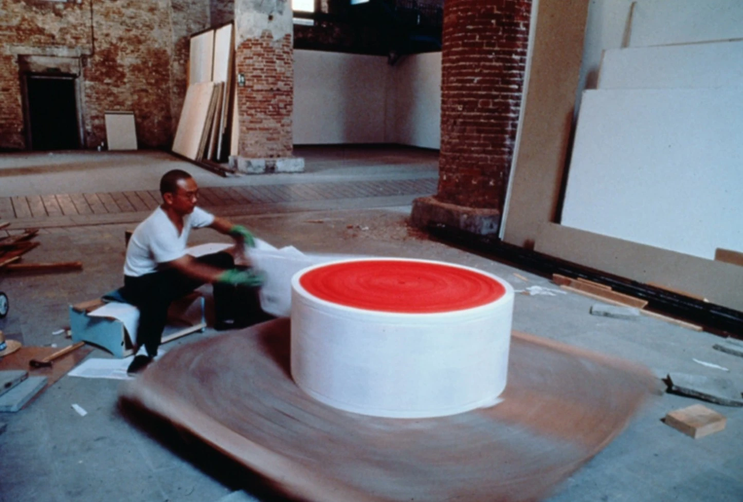 李銘盛，《火球或圓》作品製作中，義大利威尼斯，1993；李銘盛攝影、提供-圖片