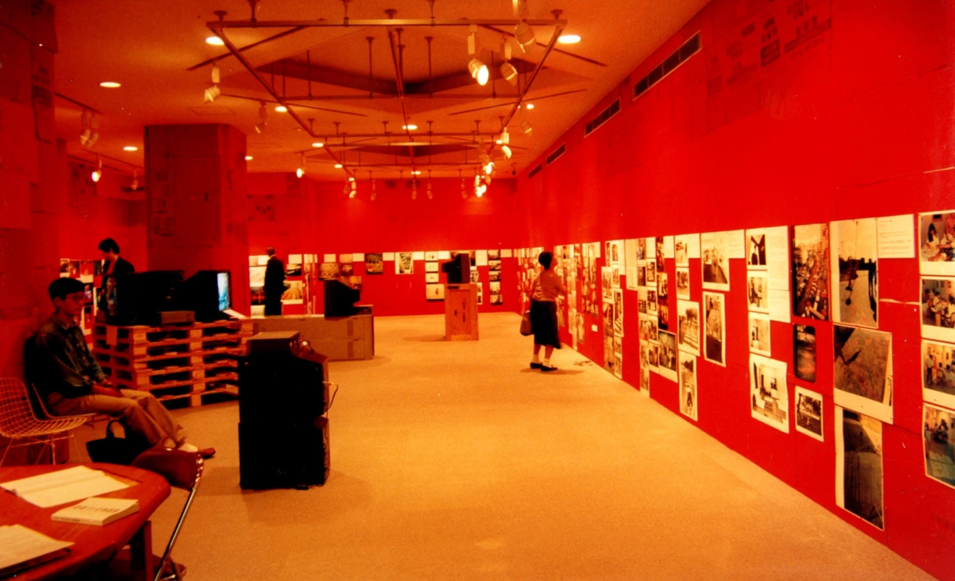 李銘盛，《身高150公分的李銘盛》，日本橫濱美術館，1998；李銘盛提供-圖片
