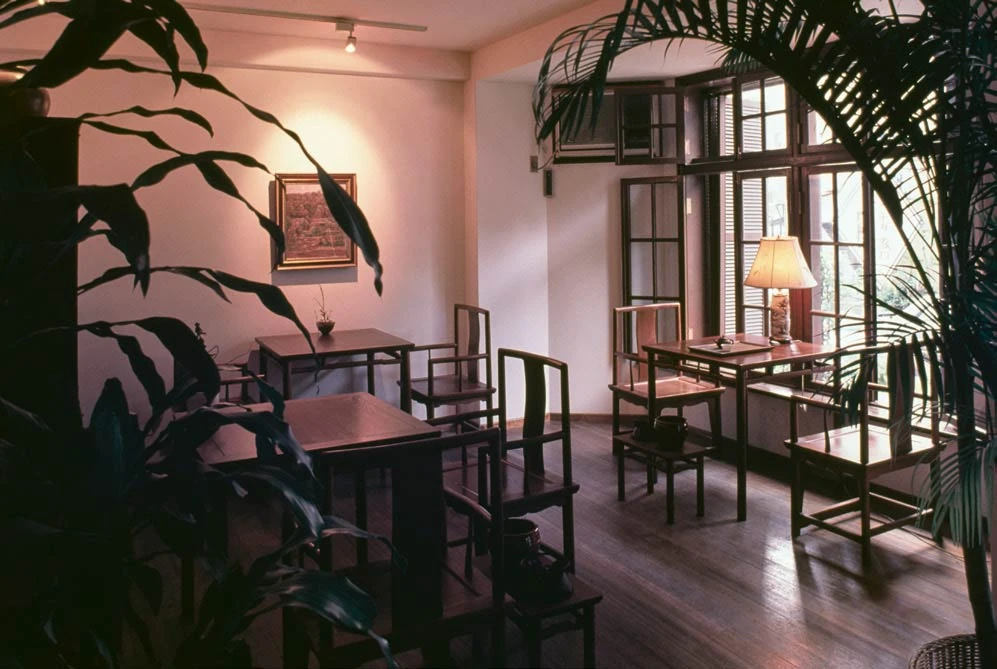 以人文關懷為核心，經常舉辦建築、電影、文化、美學講座與展覽，將書院及茶文化概念結合的「清香齋」茶屋（1988，忠孝東路）；鄧惠恩攝影-圖片