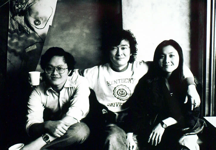 陸先銘、林鉅（中）兩位「息壤」第一次成員於展覽現場，與林鉅當時女友林麗娟（後來的妻子）合影，1986 ©高重黎攝影-圖片