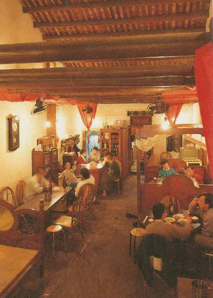1988年開店的「攤」餐廳；攝影：空間建築攝影工作室，圖片來源：丁榮生文，〈案例第3號攤餐廳：反設計的懷鄉角落〉，《雅砌》月刊2月號，1990.02，頁82；吳光庭提供-圖片
