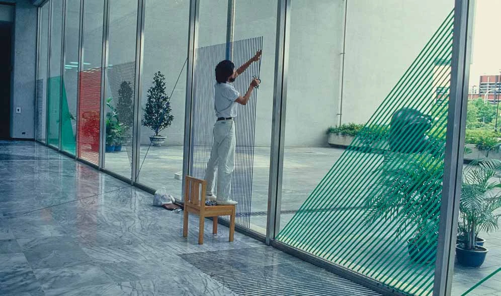 莊普參與「色彩與造形：前衛 裝置 空間」展覽，正佈置作品《前衛、裝置、空間》，北美館一樓迴廊，1985.08 ©台北市立美術館-圖片