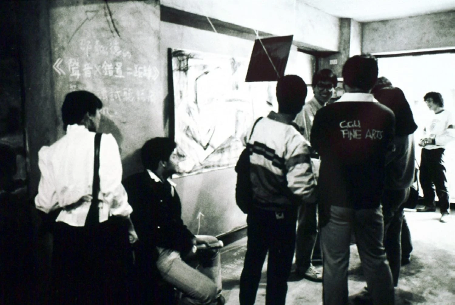 「息壤」展覽現場一景，左為邵懿德作品《聲音×錯置＝距離》，中為王俊傑作品《被強暴的映像管──暴動傾向第三號》，最右者為林鉅，1986 ©高重黎攝影-圖片