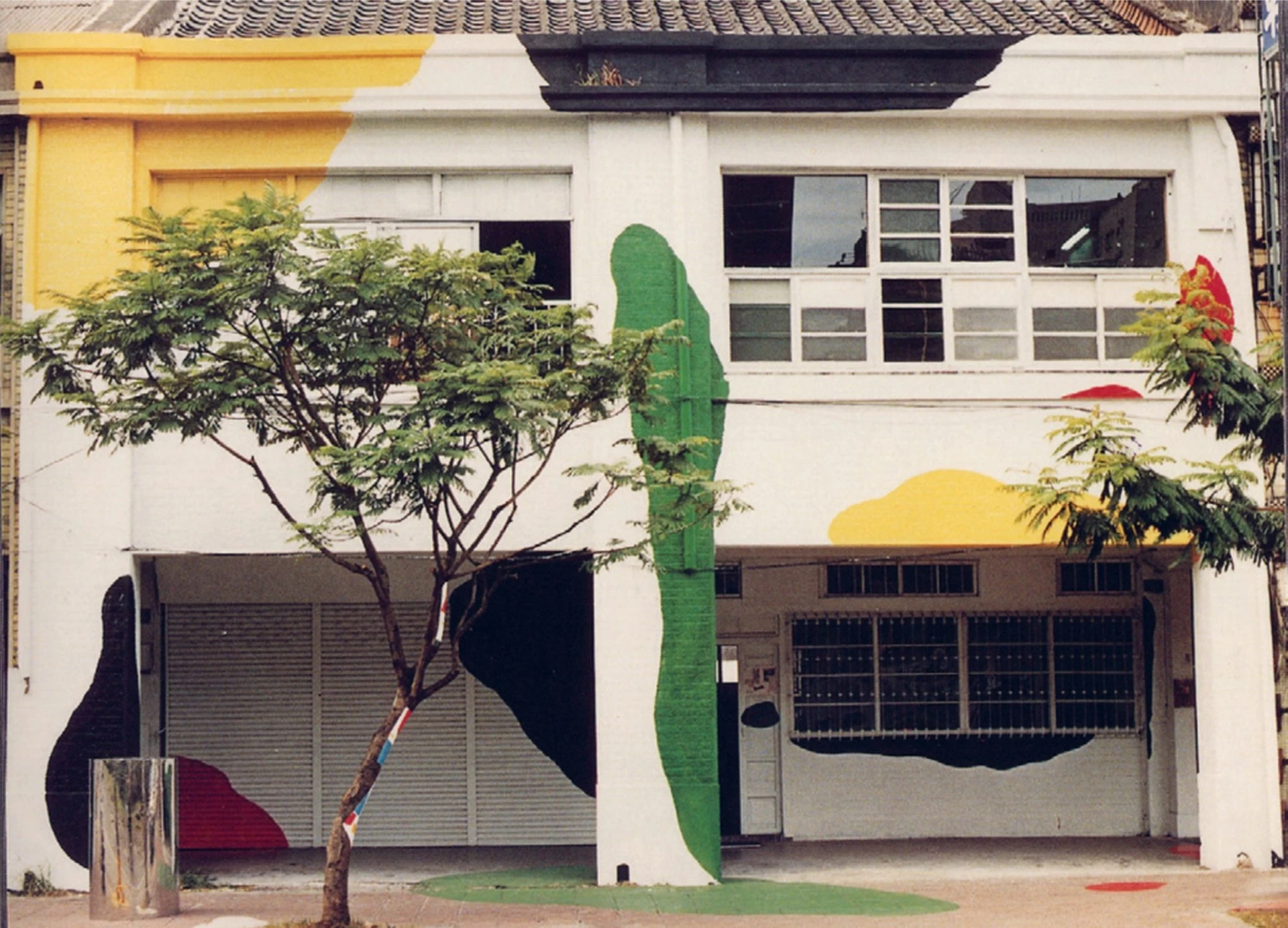 「現在藝術工作室」SOCA外觀，此為1986年開幕展「環境．裝置．錄影」，1986；伊通公園提供-圖片