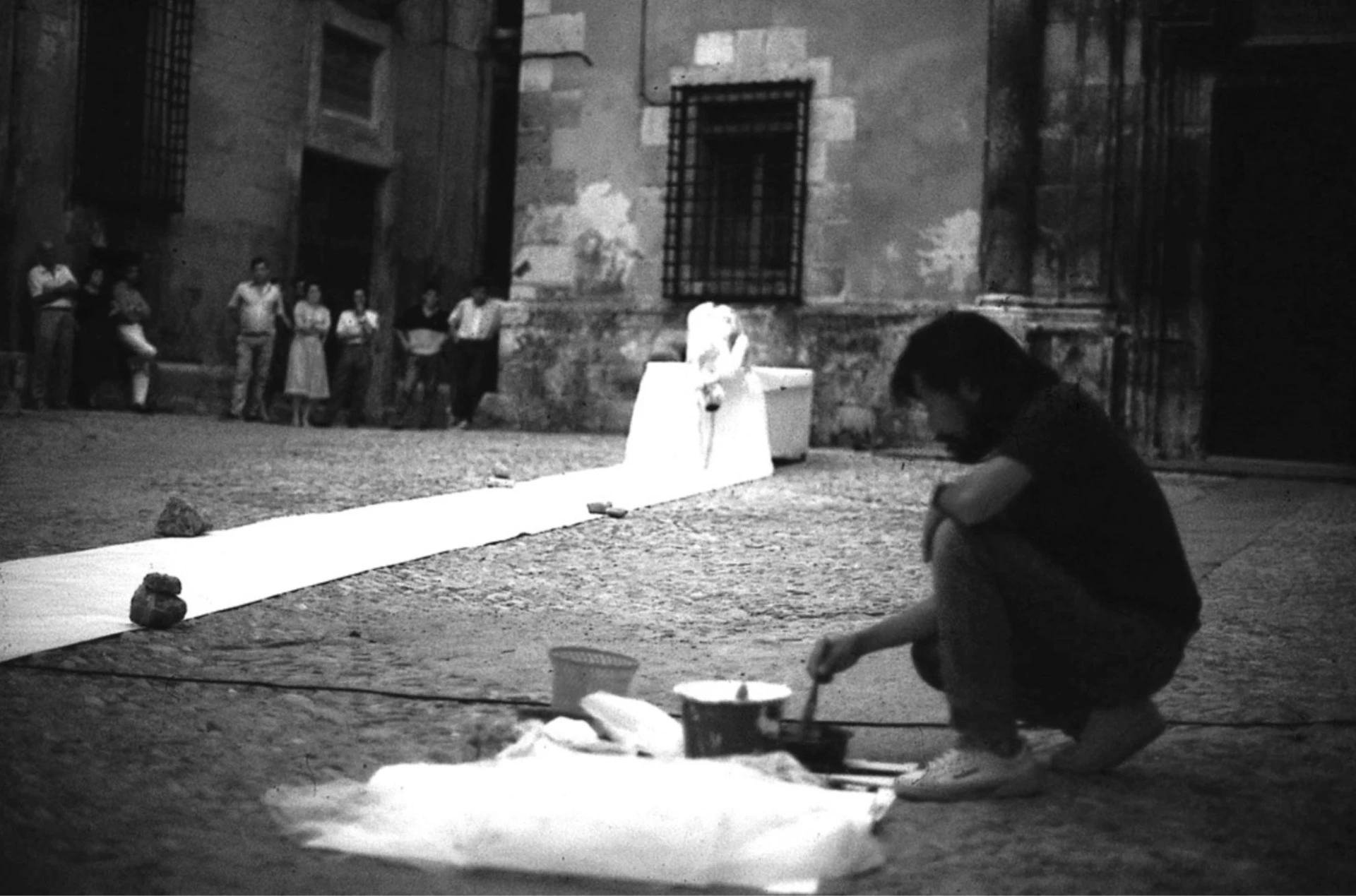 莊普於西班牙求學時期和西班牙小劇團合作的一個行動劇，於西班牙昆卡懸壁屋抽象美術館附近的昆卡廣場（Cuenca），1978−1979 ©莊普工作室-圖片