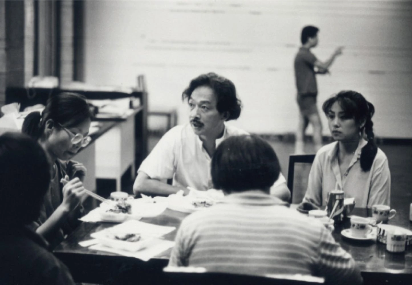 林壽宇與「異度空間」參展藝術家陳幸婉（左）、裴在美（右）、莊普（背對）於春之藝廊現場討論，1984 ©莊普工作室-圖片