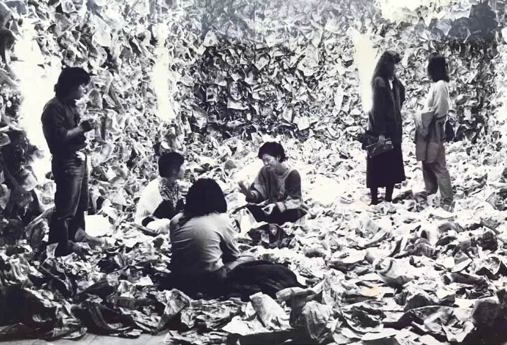 「時間空間」個展，吳瑪悧（中排左二）與陳玉慧（中排右一）等友人席地而坐交談，1985 ©吳瑪悧提供-圖片