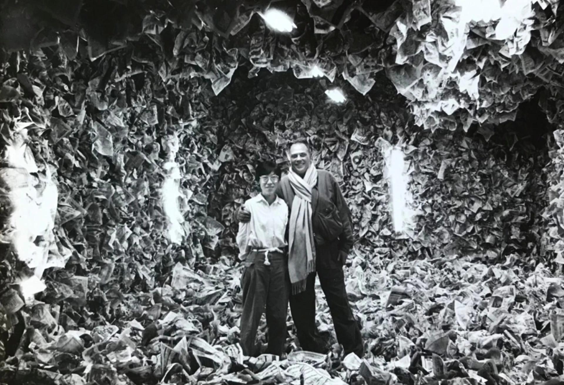 吳瑪悧「時間空間」個展，神羽畫廊，1985；與杜賽道夫藝術學院的指導老師于克合影 ©吳瑪悧提供-圖片