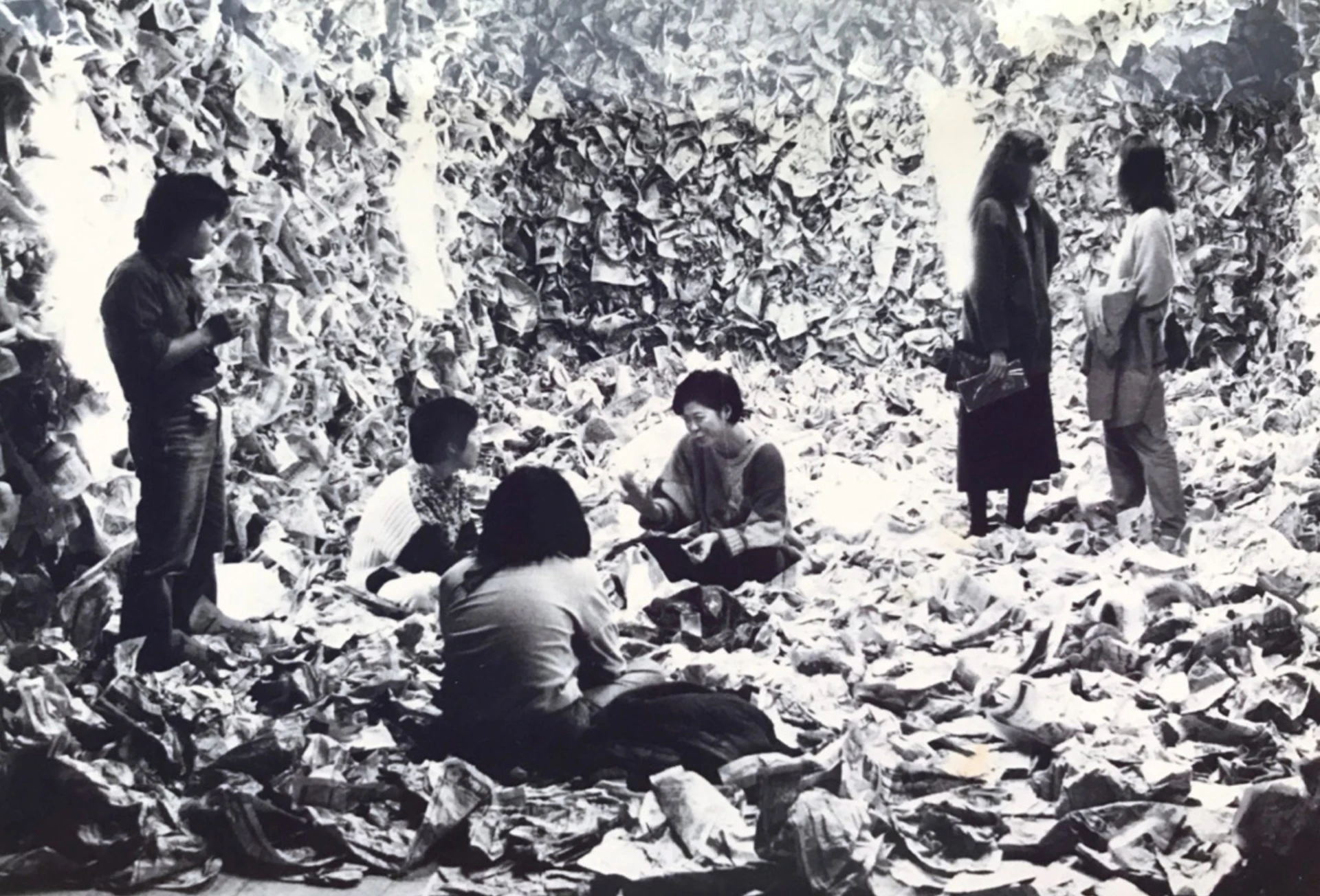 「時間空間」個展，吳瑪悧（中排左二）與陳玉慧（中排右一）等友人席地而坐交談，1985 ©吳瑪悧提供-圖片