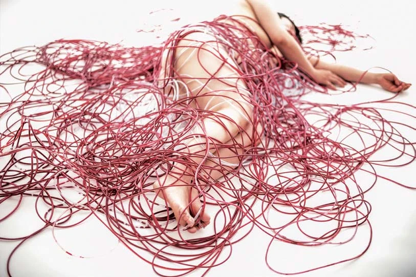 《牆》，2010，高解析錄像，彩色，有聲，3分39秒；影像靜態擷取-圖片