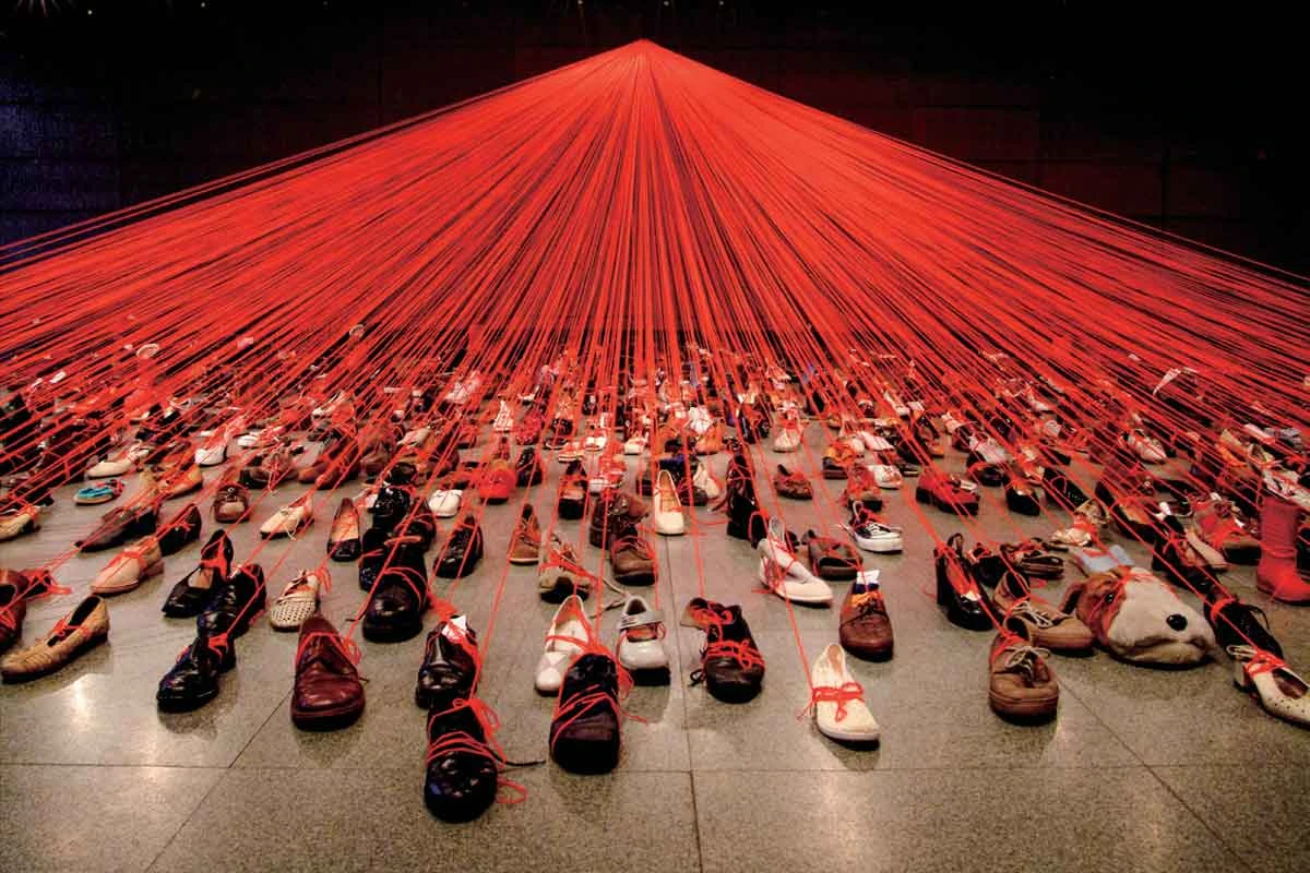 《來自DNA的對話》2004，裝置（舊鞋、紅色毛線），日本藝術與科技博物館，克拉科夫，波蘭；2019，數位輸出，49×74cm；Photo: Sunhi Mang-圖片