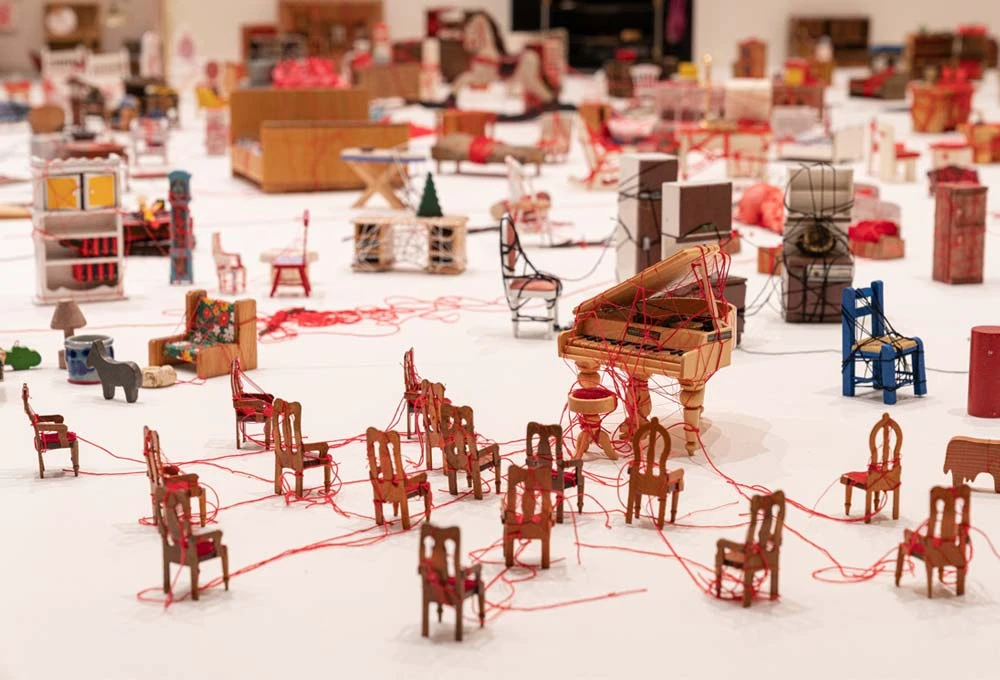 《繫著微小記憶》，2019/2021，複合媒材；北美館展場一景-圖片