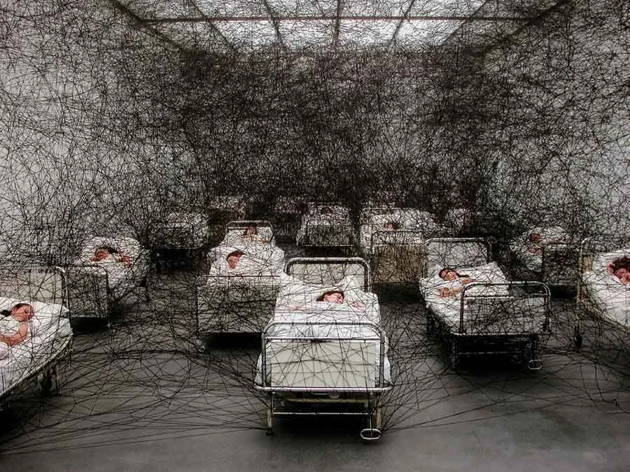 《睡著的時候》，2002，行為藝術，裝置（床、黑毛線），琉森美術館，瑞士-圖片