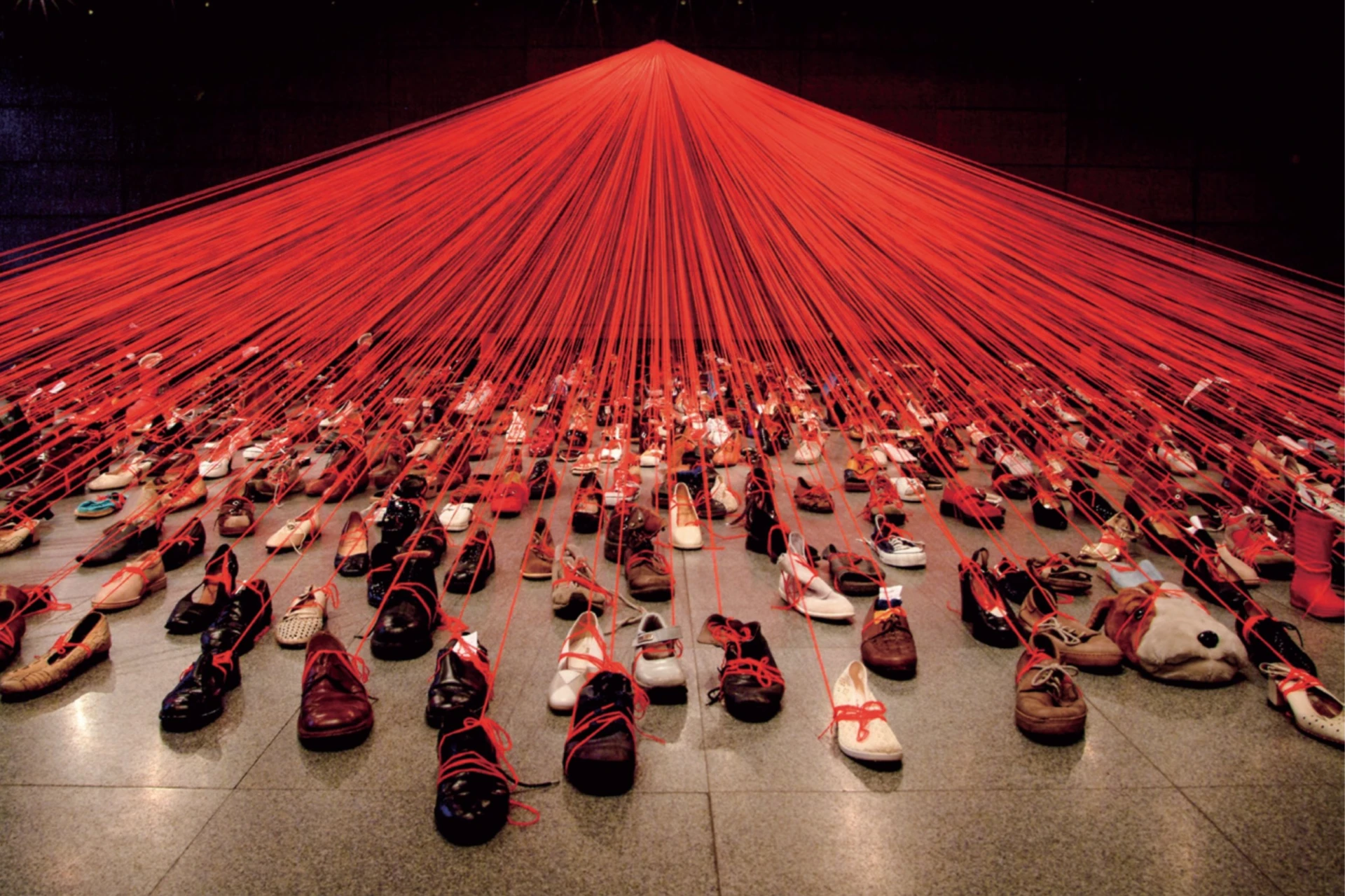 《來自DNA的對話》2004，裝置（舊鞋、紅色毛線），日本藝術與科技博物館，克拉科夫，波蘭；2019，數位輸出，49×74cm；Photo: Sunhi Mang-圖片