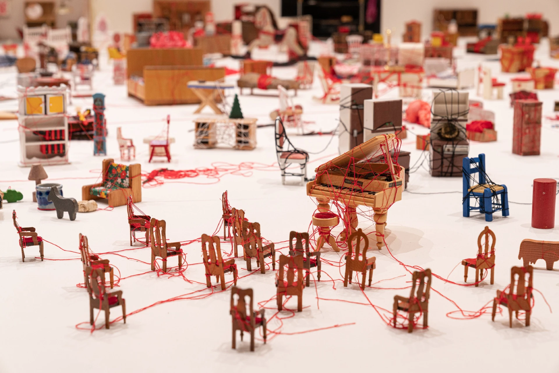 《繫著微小記憶》，2019/2021，複合媒材；北美館展場一景-圖片