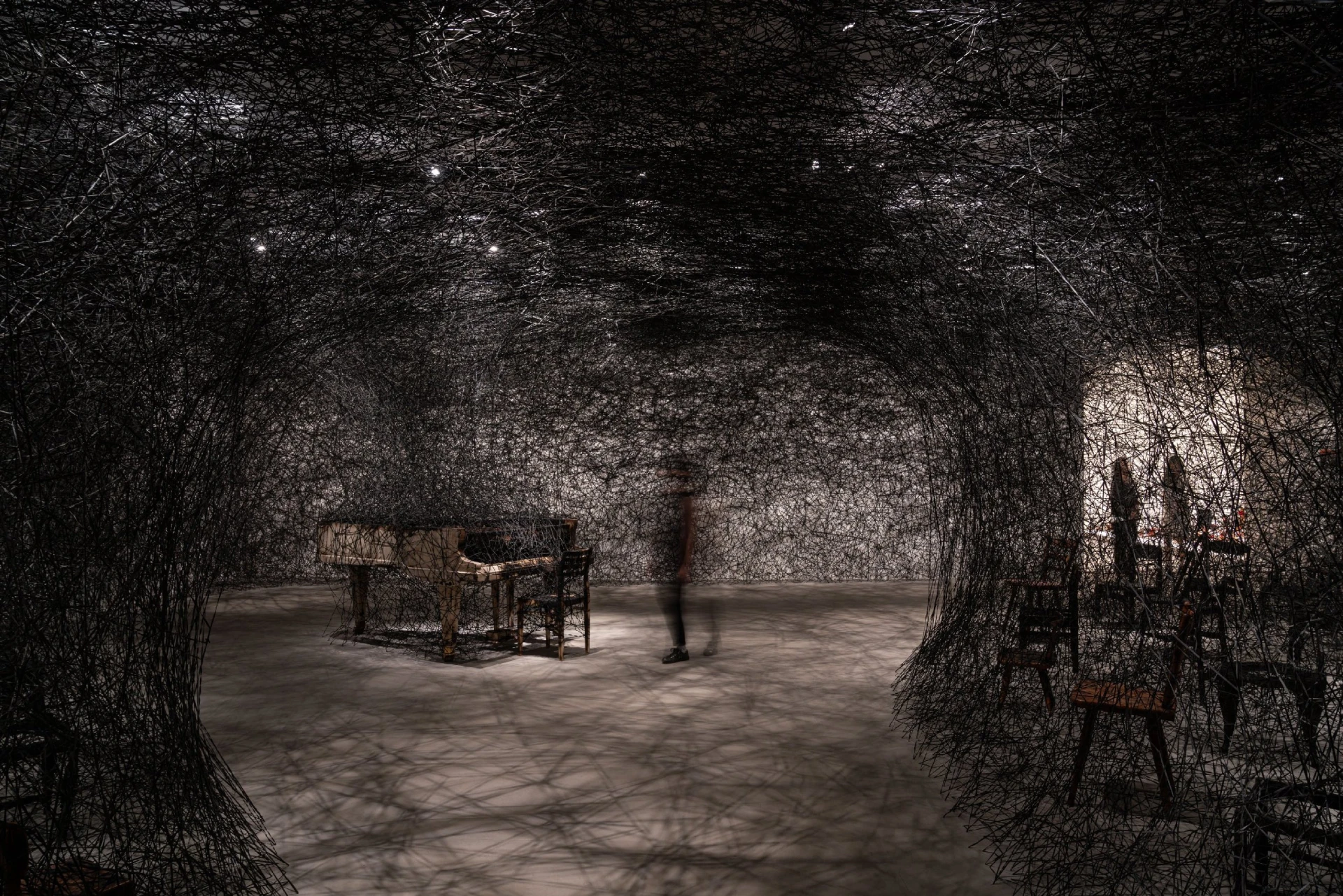 《靜默中》，2002/2021， 燒焦鋼琴、燒焦椅、Alcantara黑線；北美館展場一景；Courtesy: Kenji Taki Gallery, Nagoya/Tokyo-圖片