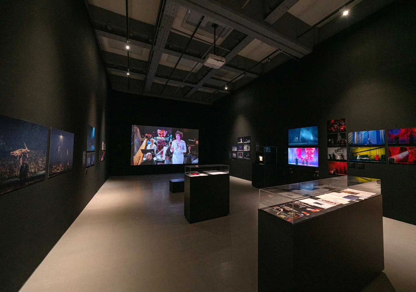 塩田千春舞台設計作品於北美館展場一景，2021-圖片