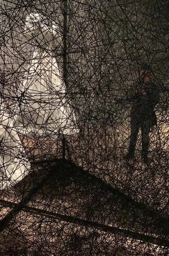 《時空的反射》（局部），2018，白洋裝、鏡子、金屬框、Alcantara黑線，280×300×400cm，Commissioned by Alcantara S.p.A.；黎煥雄攝影-圖片