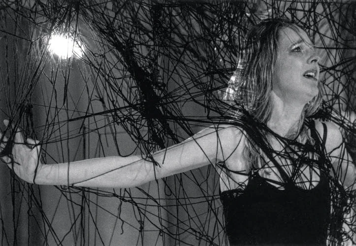 《孤獨》（Solitude），2003年首演於德國斯圖加特孤獨城堡基金會，原作：Kerstin Specht，導演：Alex Novak，舞台設計：塩田千春；Photo: Astrid Ackermann-圖片