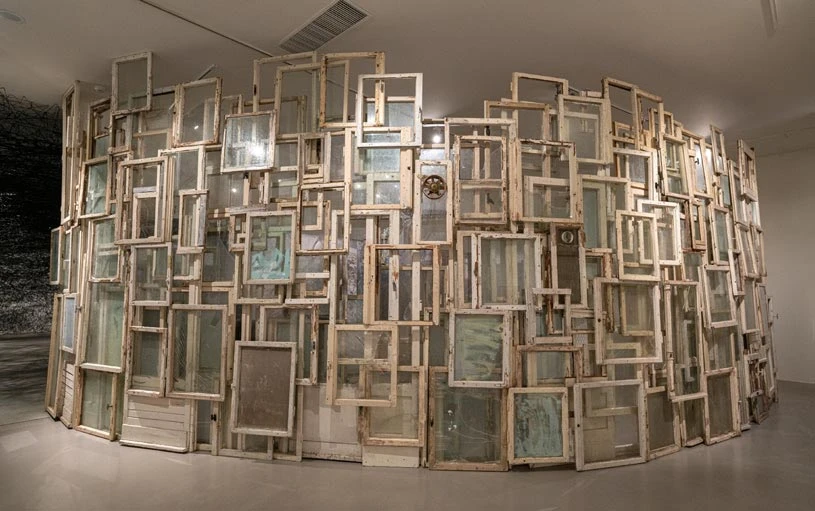 塩田千春，《內與外》，2008/2021，舊木製窗，北美館展場一景-圖片