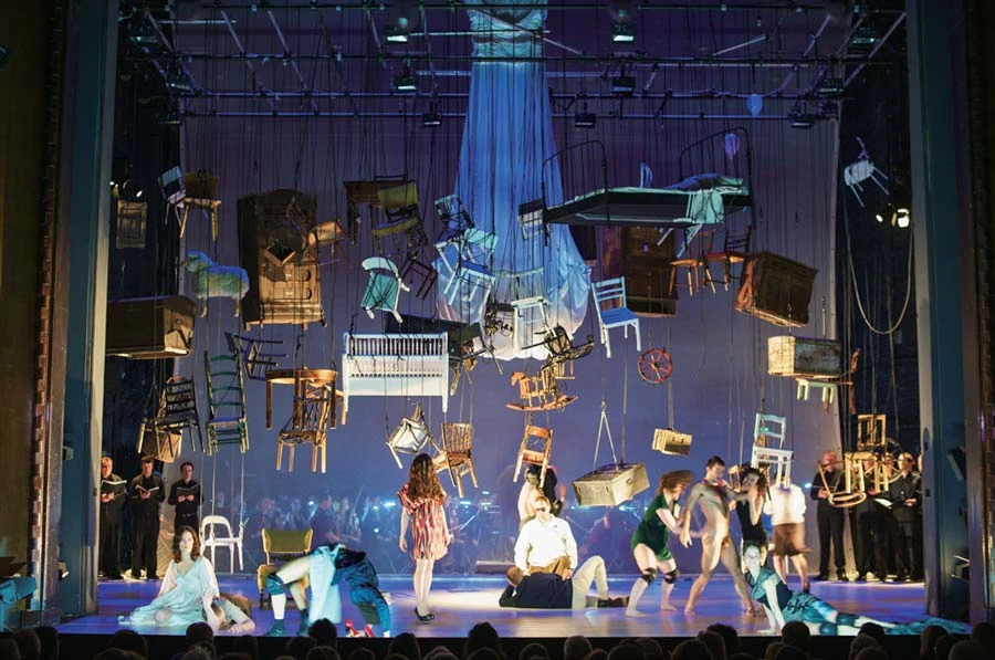 《伊底帕斯王》（Oedipus Rex），2009年首演於柏林烏費爾海貝爾劇院，原作：伊果．史特拉汶斯基之歌劇–神劇《伊底帕斯王》（腳本：尚．考克多），導演／編舞：Constanza Macras，舞台設計：塩田千春；Photo: Sunhi Mang-圖片