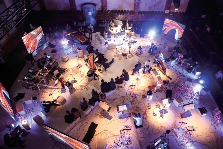 《alif::一分為二的牆》（alif::split in the wall ），2016年首演於柏林放射系統V，導演：Jeremias Schwarzer，裝置：塩田千春；Photo: Adam Berry-圖片