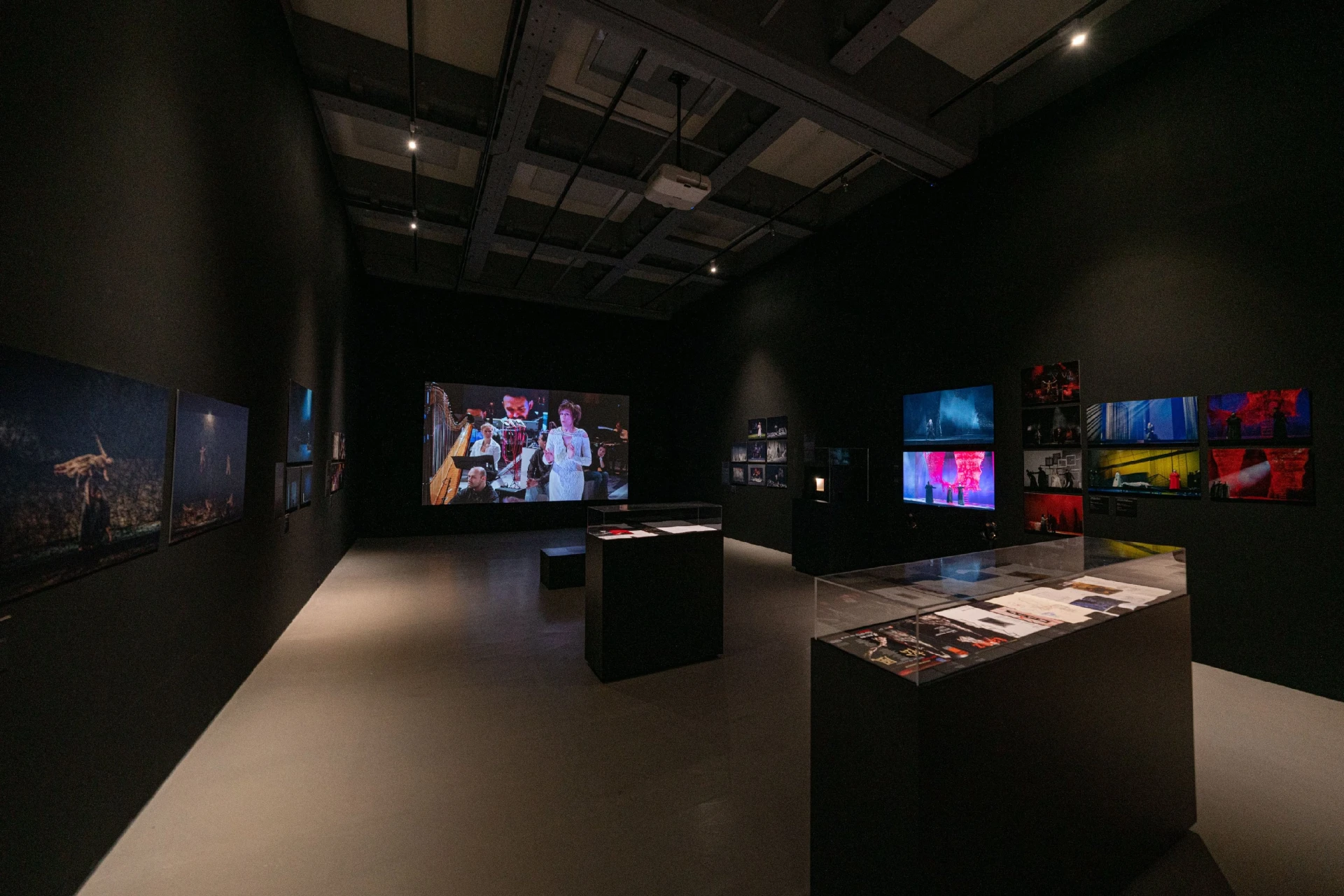 塩田千春舞台設計作品於北美館展場一景，2021-圖片