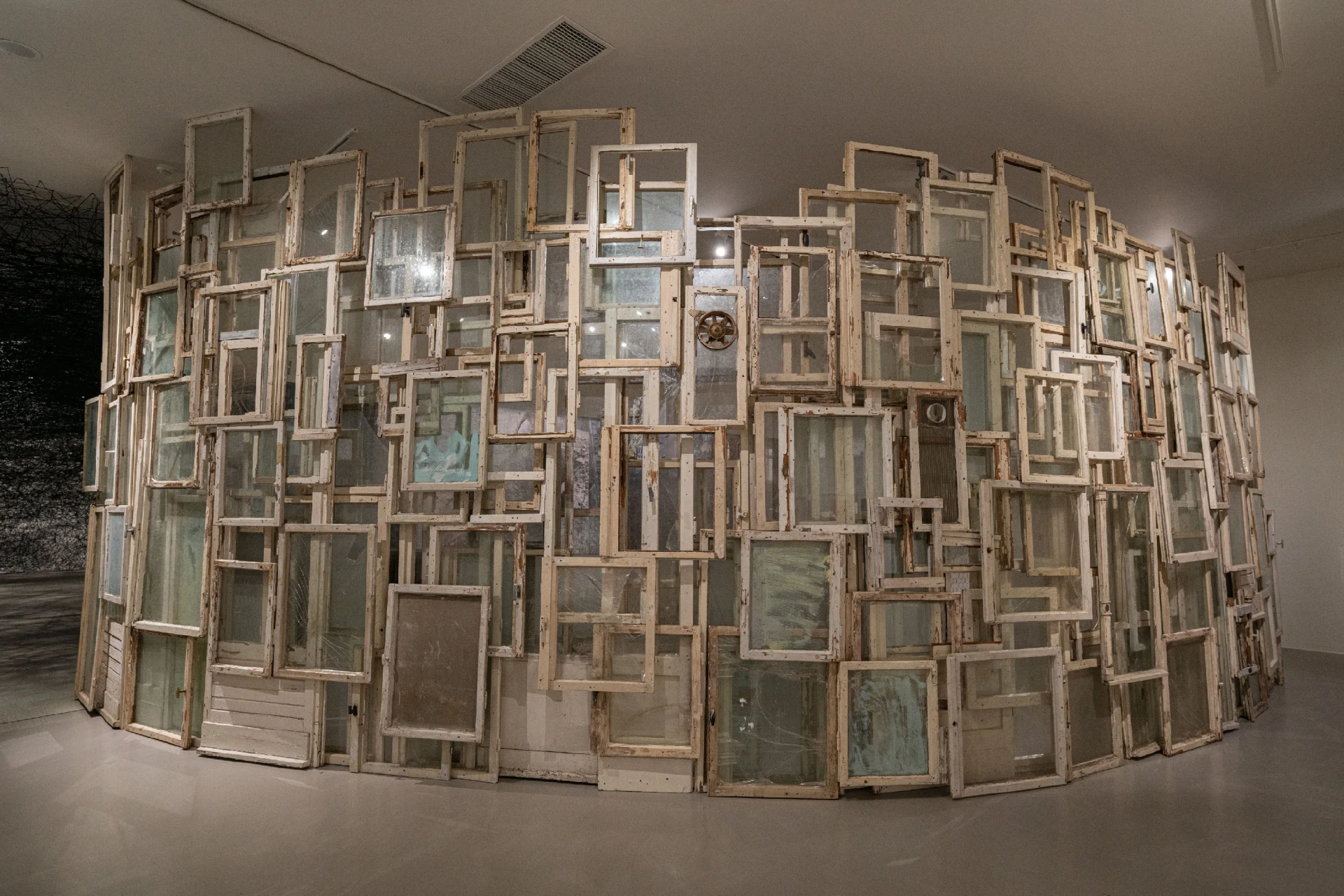 塩田千春，《內與外》，2008/2021，舊木製窗，北美館展場一景-圖片