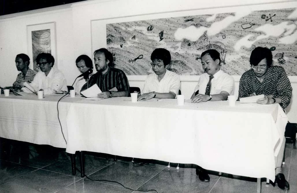 台灣美術年鑑討論會；中為召集人李賢文，其他六位為編輯委員，右起： 李義弘、黃才郎、郭清治、林惺嶽、廖修平、李焜培，1990-圖片